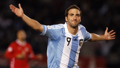 九游体育全站-赛场偶遇：运动员趣味互动瞬间，运动员进场游戏玩法