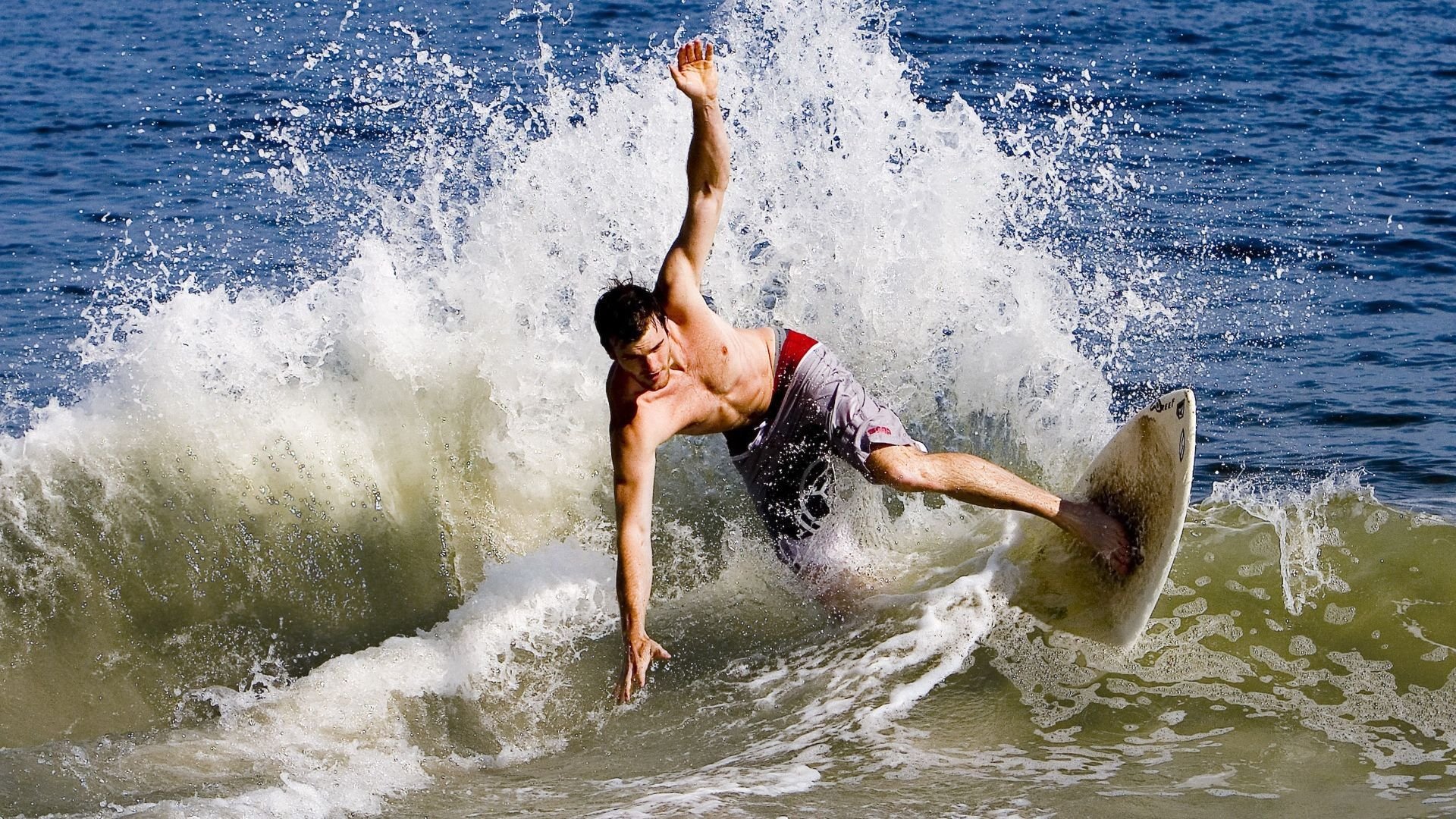 最实用的驾驶技巧：车手告诉你如何在极限中求稳，极限驾驶技术教学