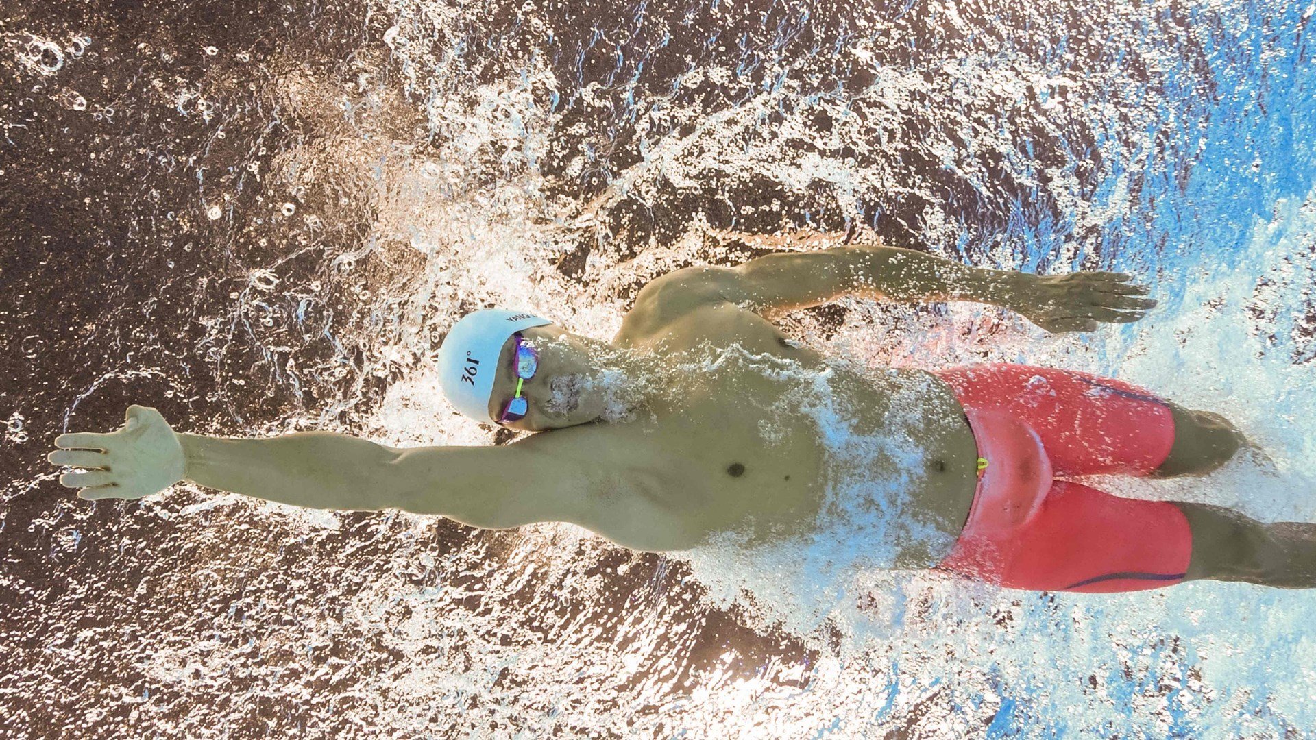 特色沙滩瑜伽静修，身心放松的海边之旅，海边练瑜伽的那个人是谁